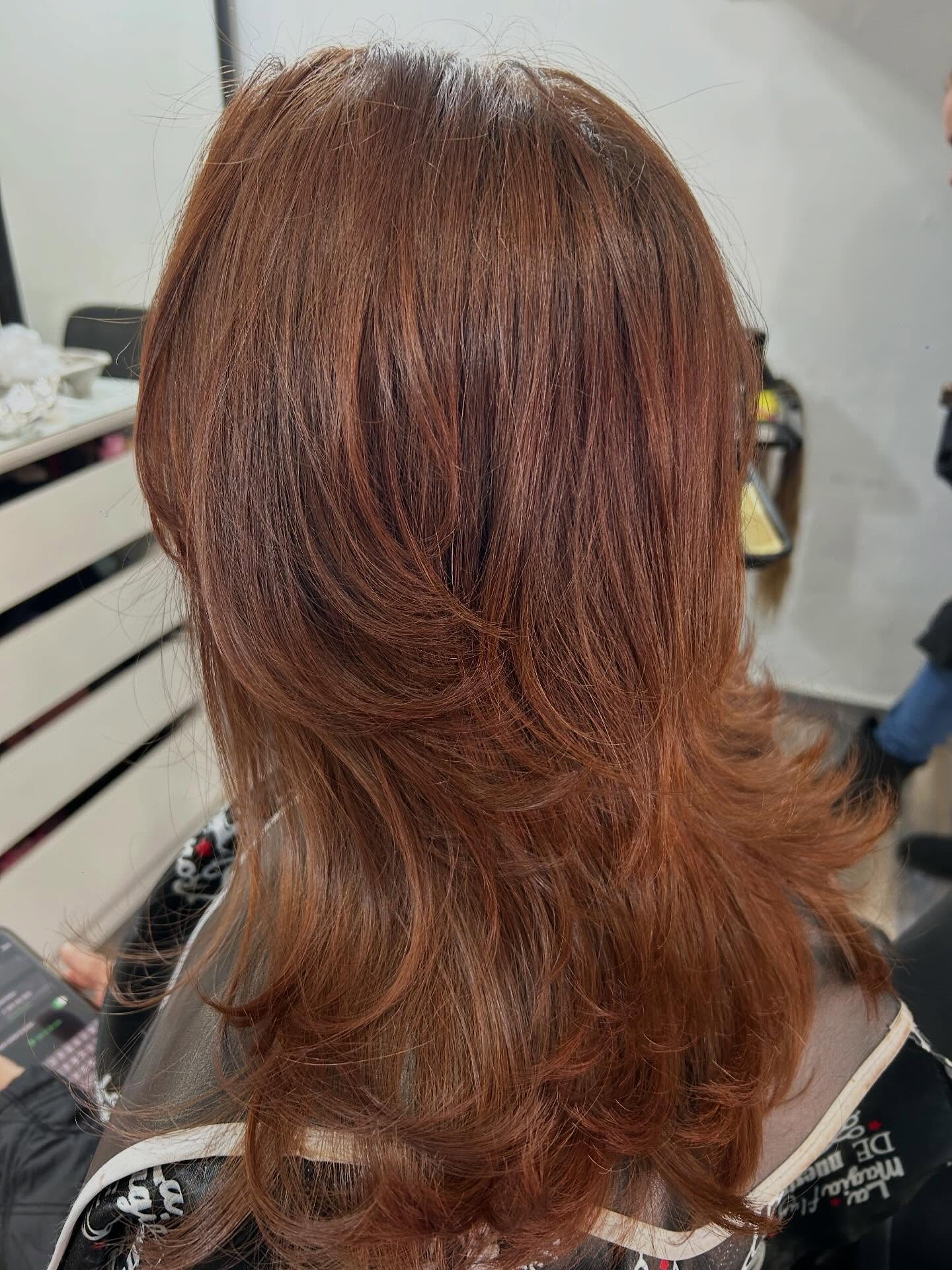 Corte en capas con color auburn caoba — Martha Navarro Salón, Nogales Sonora
